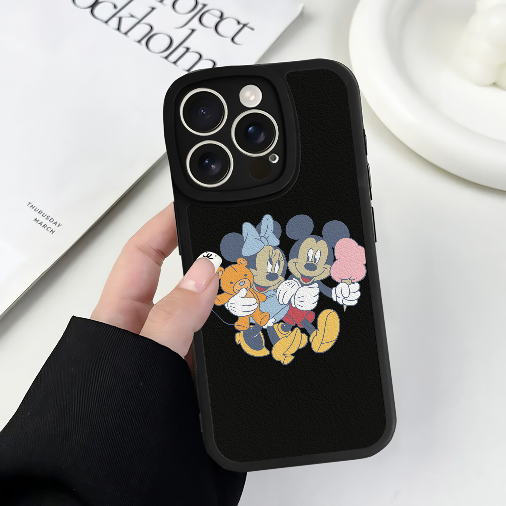 （画像用） ミッキーマウス Mickey Mouse 【iPhone 16シリーズ対応】シリコンスマホケース（レザー調） 材質：シリコン